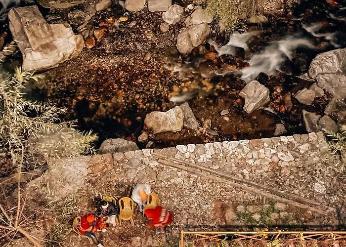 Madpackers Jibhi - Of Streamsides & Waterfalls